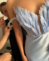 Robe fendue à large ourlet et plumes